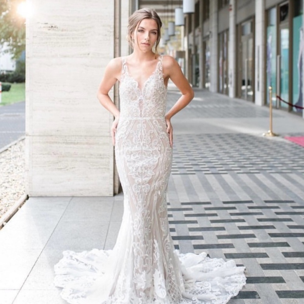 Wedding dress - Picture 2 of 6